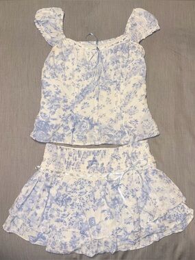 Hollister Small Blue White Floral Skirt Set, Pintuck Blouse & Tiered Mini Skort